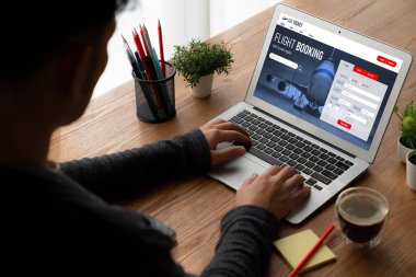 Online uçuş rezervasyon sitesi mod rezervasyon sistemi sağlar. Seyahat teknolojisi kavramı .