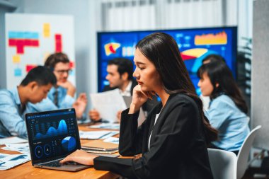 Dinamik iş stratejisi yatırım planlama toplantısında iş arkadaşıyla birlikte veri analizini analiz eden Asyalı genç iş kadını ya da analistin portresi. Habiliment