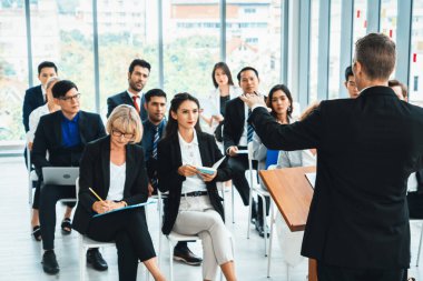 Bir grup iş adamı seminer konferansında toplanıyor. Seyirciler, çalışanların eğitim seanslarındaki eğitmenleri dinliyor. Uzman konuşmacı ile ofis çalışanları toplantısı. Jivy