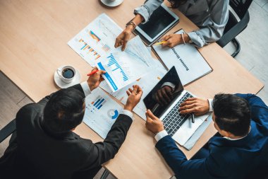 İş adamları grup toplantısı ofiste yukarıdan çekildi. İş kadınları, iş adamları ve ofis çalışanları toplantı masasında proje planlama belgeleriyle takım konferansında çalışıyorlar. Jivy