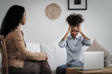 Travma sonrası stres bozukluğu olan üzgün bir kadın psikoloğu, depresyon ya da kalp yetmezliğinden sonra üzüntülü bir ruh sağlığı terapisi görüyor. Hayal kırıklığına uğramış genç bir kadın klinikteki duygular hakkında bir psikologla konuşuyor.
