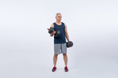 Vücut uzunluğundaki çekim aktif ve sportif son sınıf öğrencisi halter kaldırırken izole arka planda ağırlık çalışması yapıyor. Emekliler için sağlıklı aktif fizik ve vücut bakımı yaşam tarzı. Etki