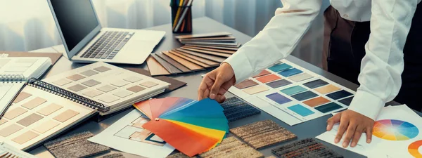 Дизайнер Интерьеров Рабочим Столом Выбирает Различные Цветовые Образцы Арт Инструмента — стоковое фото
