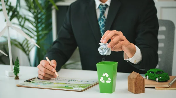商人把废纸放在他的办公室里的小回收桶里 通过回收利用促进绿色环境和零污染 象征着公司在无害生态废物管理方面的努力 — 图库照片