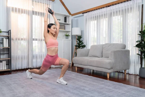 Енергійні Жінки Роблять Йогу Вправи Підйому Ваги Вдома Молода Атлетична — стокове фото