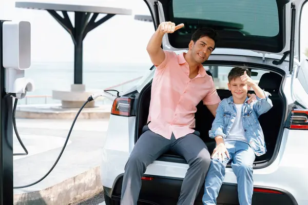 Vacanza Viaggio Famiglia Viaggio Mare Con Auto Elettrica Padre Figlio — Foto Stock