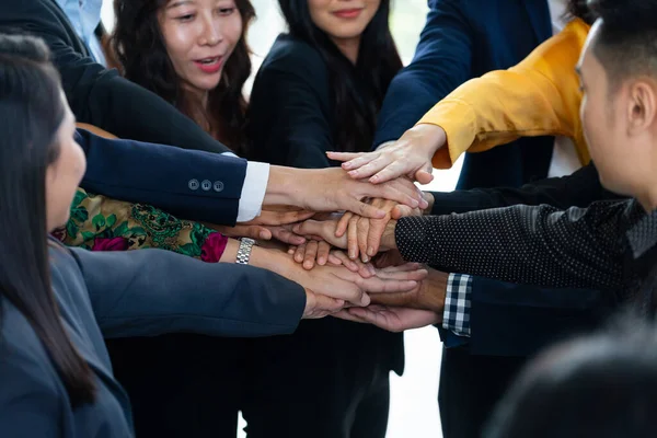 Μια Ομάδα Διαφορετικών Ανθρώπων Που Ενώνουν Χέρια Τους Δείχνουν Ομαδικότητα — Φωτογραφία Αρχείου
