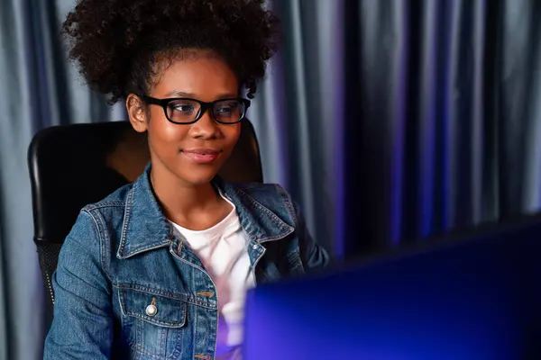 年轻的非裔美籍女性创作者 面容严肃 认真思考 并在笔记本电脑上查看最终的项目文件 以规划下一个序列 在整洁的家里工作的概念 节衣店 — 图库照片