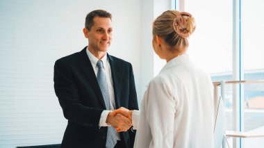 Şirket ofisindeki iş adamlarının el sıkışması finansal bir anlaşmayla ilgili profesyonel bir anlaşma olduğunu gösteriyor. Jivy