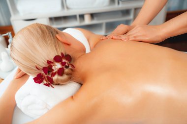 Kapalı alan kadın müşteri stres önleyici spa masajını yapmaktan zevk alıyor ve lüks otel ya da oteldeki gündüz açık hava güzellik salonunda güzellik teniyle eğleniyor. Sessiz.