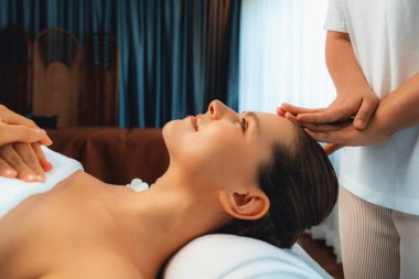 Kafkasyalı kadın stres önleyici kafa masajından ve lüks tatil beldesi ya da otel spa salonundaki modern ışık ortamında yüz güzelliği eğlencelerini şımartmaktan hoşlanıyor. Sessiz.