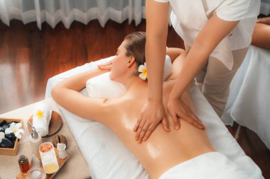 Kafkasyalı kadın müşteri stres önleyici spa masajının keyfini çıkarıyor ve lüks otel ya da oteldeki gündüz açık ortam güzellik salonunda güzellik teniyle eğleniyor. Sessiz.