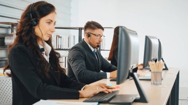 Ofiste çalışan kulaklık takan işadamları uzak müşteri ya da meslektaşlarını desteklemek için çalışıyorlar. Çağrı merkezi, tele pazarlama, müşteri destek acentesi telefon görüşmesinde hizmet sağlıyor. Jivy