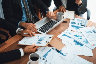Ofis masasındaki finansal veri raporlarını analiz eden çeşitli bir grup iş analisti. Stratejik pazarlama planlaması için iş istihbarat analizine göre grafikler ve grafikler.