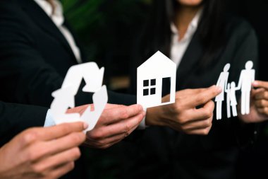 Çevre dostu iş adamları, daha yeşil bir toplum için atık yönetimi ile sosyal ve çevre kavramının kurumsal sorumluluğu olarak çevre dostu ikonlar tutuyorlar. Antika