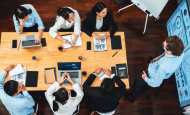 Toplantı masasındaki finansal veri raporlarını analiz eden çeşitli iş analist gruplarının geniş görüşü. İş zekası analizine göre çizelge ve grafik paneli. Çok titiz.
