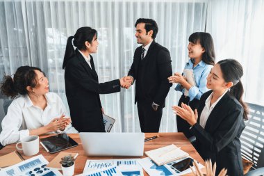 Bir grup iş adamı başarılı bir iş anlaşması toplantısı yaptıktan sonra el sıkıştı. Çeşitli yarış bürosu çalışanları şirket ofisinde pazarlama planlamasında ilerleme kaydettikten sonra kutlama yapıyorlar. Çok titiz.