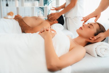 Kafkasyalı çift stres önleyici kafa masajının keyfini çıkarıyor ve lüks otellerde ya da otel spa salonlarında gündüz kaplıcalarında yüz güzelliği eğlencelerini şımartıyor. Sessiz.