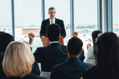 Bir grup iş adamı seminer konferansında toplanıyor. Seyirciler, çalışanların eğitim seanslarındaki eğitmenleri dinliyor. Uzman konuşmacı ile ofis çalışanları toplantısı. Jivy