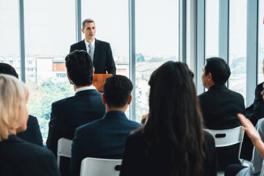 Bir grup iş adamı seminer konferansında toplanıyor. Seyirciler, çalışanların eğitim seanslarındaki eğitmenleri dinliyor. Uzman konuşmacı ile ofis çalışanları toplantısı. Jivy