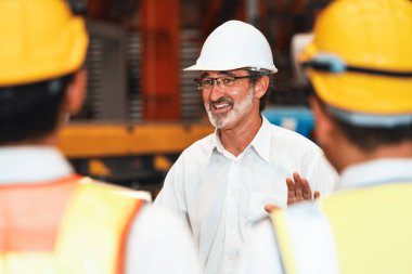 Kollektif fabrika işçisi ve mühendisi, fabrika yöneticisi veya yöneticisi ile görüşmek üzere bir araya gelerek, ağır endüstriyel çelik atölyesinde planlama ve endüstri eğitim programını tartıştılar. Örnek gösteriliyor