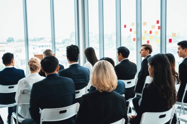Bir grup iş adamı seminer konferansında toplanıyor. Seyirciler, çalışanların eğitim seanslarındaki eğitmenleri dinliyor. Uzman konuşmacı ile ofis çalışanları toplantısı. Jivy
