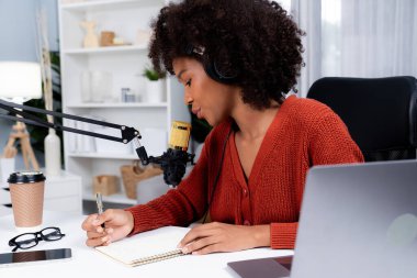 Afrikalı kadın nüfuzlu kadın kanalının sunucusu. Yayın stüdyosundaki dinleyicinin hikayesini yazıyor ve anlatıyor. Sosyal medyada yaşam koçu danışmanlığı zamanı. Tavsiye verme kavramı. Tatlandırıcı.