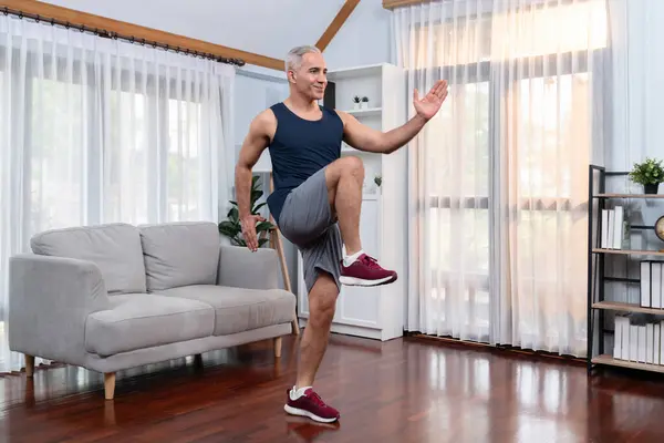 Atletisch Sportief Senior Man Maken Running Pose Thuis Gezonde Pasvorm — Stockfoto