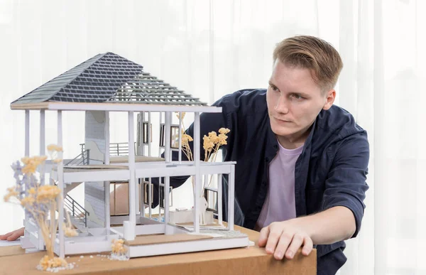 Arquitecto Diseñador Revisando Modelo Marco Casa Sin Pared Lluvia Ideas —  Fotos de Stock