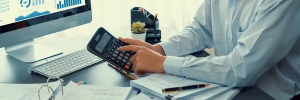 Auditor Corporativo Calculando Presupuesto Con Calculadora Escritorio Oficina Contable Profesional — Foto de Stock