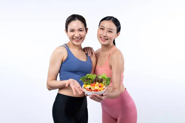 Dwie Młode Sportowe Azjatki Odzieży Sportowej Trzymające Miskę Sałatkową Wypełnioną — Zdjęcie stockowe