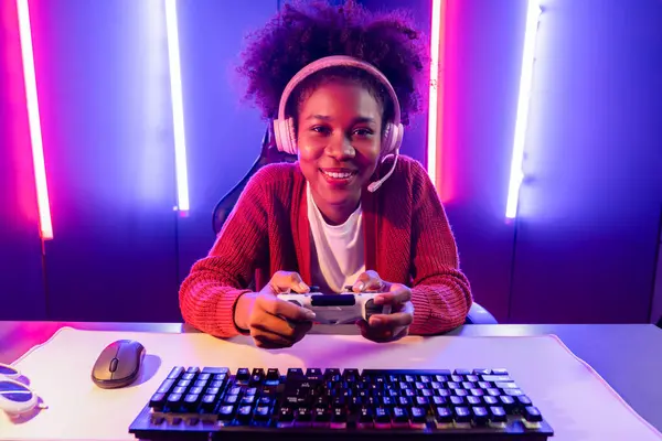 Канал Игровых Трансляций Африканская Девушка Играет Онлайн Игру Джойстиком Общается — стоковое фото