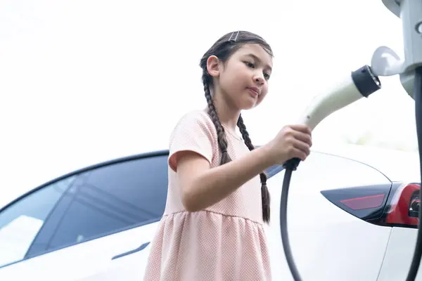 Menina Aprende Sobre Sustentabilidade Ecológica Energética Enquanto Recarrega Veículo Elétrico — Fotografia de Stock