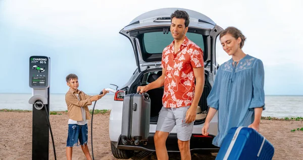 Familie Vakantie Reis Langs Het Strand Met Elektrische Auto Mooie — Stockfoto