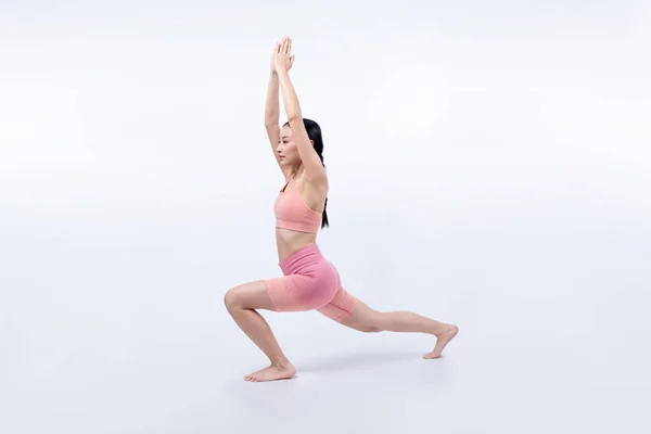 亚洲女子穿着运动服 站着做瑜伽运动 把健身作为她的训练例行公事 健康的身体护理和冥想瑜伽生活方式 充分拍摄与孤立的背景 精力充沛的 — 图库照片