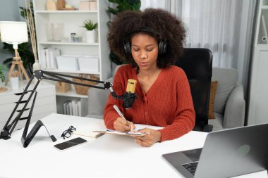 Güzel Afrikalı kadın sunucu kanalı çevrimiçi yayın yoluyla konuşuyor pazarlama öğretiyor, dinleyicileri canlı ya da çevrimiçi. İş yerindeki herhangi bir yer kavramı. Tatlandırıcı.
