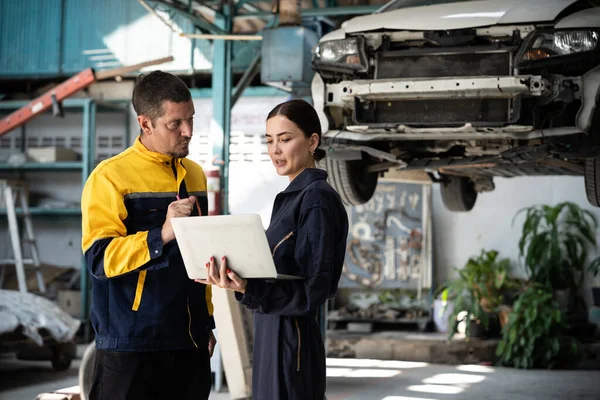 Dwóch Mechaników Pracuje Razem Przeprowadzają Inspekcję Samochodu Laptopem Technik Serwisu — Zdjęcie stockowe