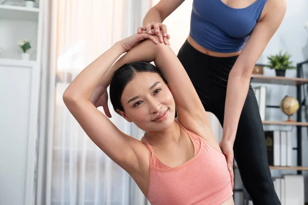Mujer Asiática Ropa Deportiva Haciendo Ejercicio Yoga Alfombra Fitness Con — Foto de Stock