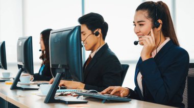 Ofiste çalışan kulaklık takan işadamları uzak müşteri ya da meslektaşlarını desteklemek için çalışıyorlar. Çağrı merkezi, tele pazarlama, müşteri destek acentesi telefon görüşmesinde hizmet sağlıyor. Jivy