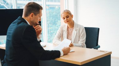 Şirket ofisindeki yönetici ve mülakatçıyla iş görüşmesinde iş arayan biri. Genç mülakatçı profesyonel kariyer fırsatı arıyor. İnsan kaynakları ve adam toplama konsepti. Jivy