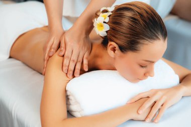 Kafkas çift müşterisi stres önleyici spa masajının keyfini çıkarıyor ve lüks otel veya oteldeki gündüz açık hava ortamında güzellik teniyle eğleniyor. Sessiz.