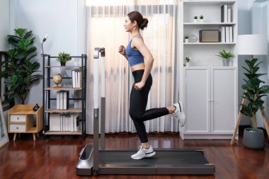 Evinde çalışan enerjik ve güçlü Asyalı kadın atletik yan bakış açısı. Formda fiziğin takibi ve ev çalışması ve eğitimle sağlıklı yaşam tarzına bağlılık. Kuvvetli