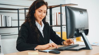 Ofiste çalışan kulaklık takan işadamları uzak müşteri ya da meslektaşlarını desteklemek için çalışıyorlar. Çağrı merkezi, tele pazarlama, müşteri destek acentesi telefon görüşmesinde hizmet sağlıyor. Jivy