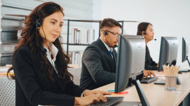 Ofiste çalışan kulaklık takan işadamları uzak müşteri ya da meslektaşlarını desteklemek için çalışıyorlar. Çağrı merkezi, tele pazarlama, müşteri destek acentesi telefon görüşmesinde hizmet sağlıyor. Jivy