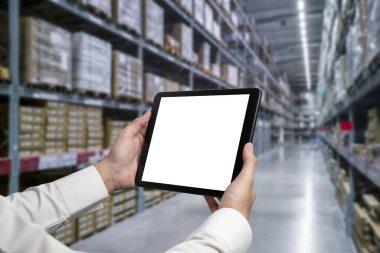 Tasarımınız için mod bilgisayardaki beyaz boş ekran monitör ekranında maket yapın