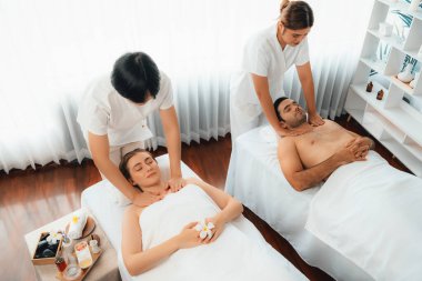 Kafkas çift müşterisi stres önleyici spa masajının keyfini çıkarıyor ve lüks otel veya oteldeki gündüz açık hava ortamında güzellik teniyle eğleniyor. Sessiz.