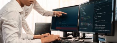Yazılım geliştirme ekibi ofiste birlikte çalışıyor, bilgisayar ekranında betik görüntülemesi kodluyor. Teknoloji geliştirici şirketinde çalışan programcı ve yazılım mühendisi. Önde.