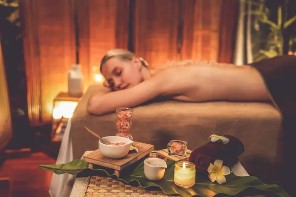 Kundin Mit Peeling Behandlung Luxus Wellness Salon Mit Wärme Kerzenlicht — Stockfoto