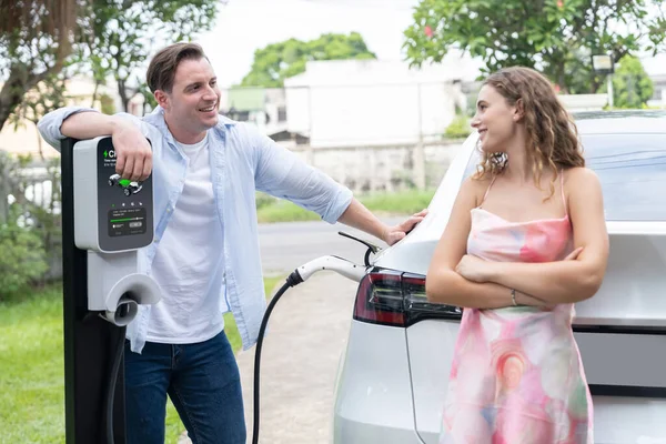Szczęśliwa Urocza Para Ekologicznym Świadomym Doładowaniem Pojazdu Elektrycznego Stacji Ładowania — Zdjęcie stockowe