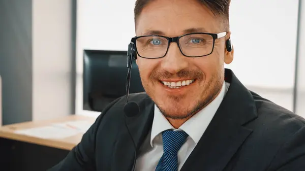 Geschäftsleute Mit Headset Arbeiten Büro Entfernte Kunden Oder Kollegen Unterstützen — Stockfoto